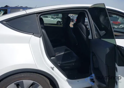 2023 Tesla Model Y Awd/Long Range Dual Motor All-Wheel Drive z USA, uszkodzony, nr VIN 7SAYGAEEXPF759410